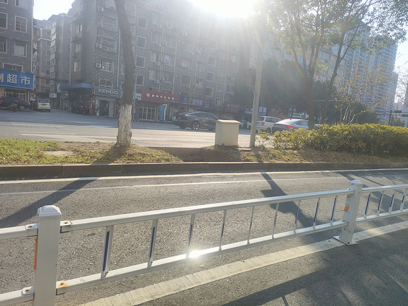 城市道路400X2900規(guī)格護(hù)欄片